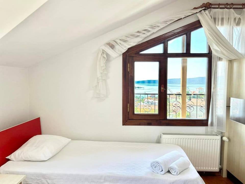 Bed, Natural landscape, Photo of the whole room, Bedroom, Lake view, Sea view, internet, towels