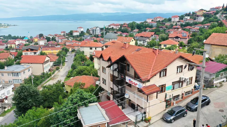 Property building, Off site, Day, Neighbourhood, Natural landscape, Bird's eye view, City view, Lake view, Sea view, Street view, Location, Parking
