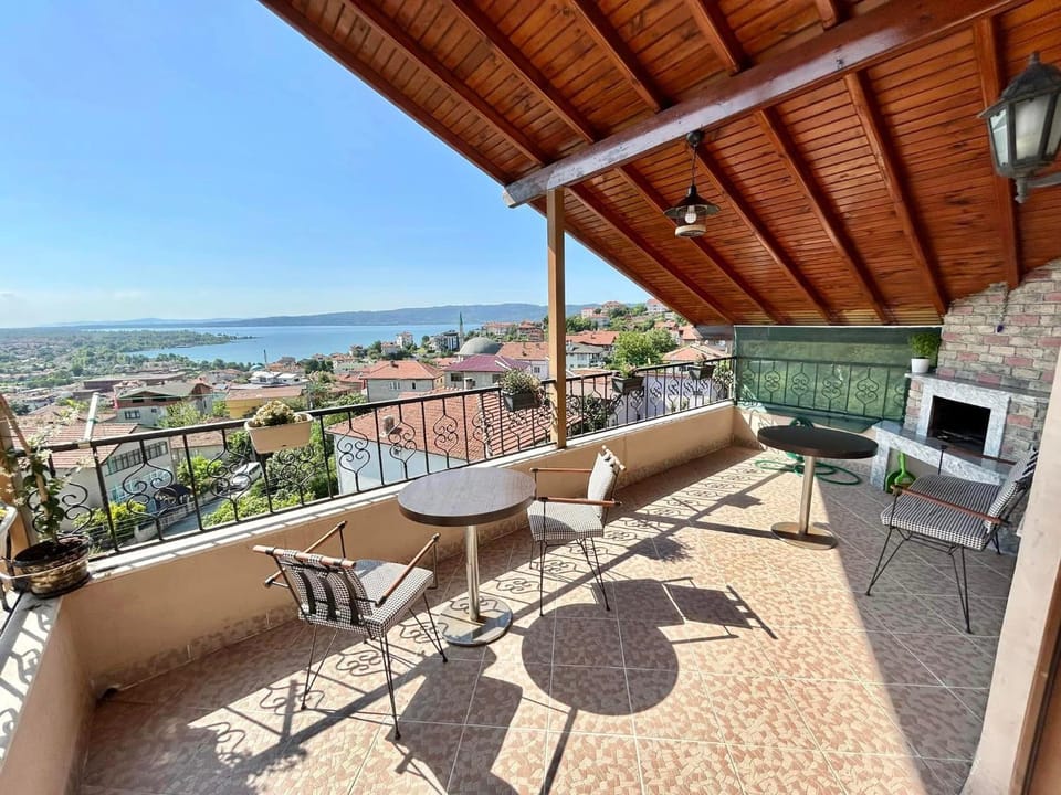 Natural landscape, BBQ facilities, BBQ facilities, View (from property/room), Balcony/Terrace, Balcony/Terrace, On site, City view, City view, Lake view