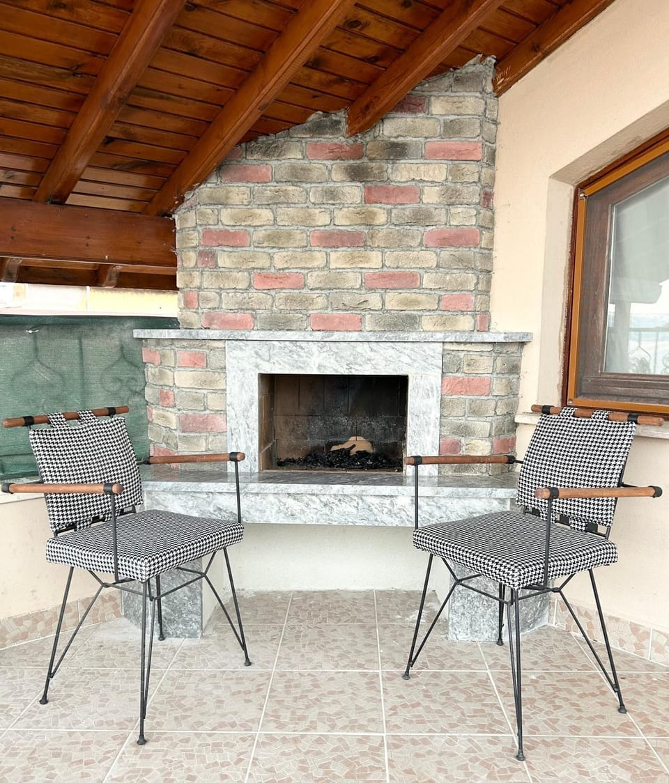 BBQ facilities, Balcony/Terrace, Living room, Seating area, Lake view, Lake view