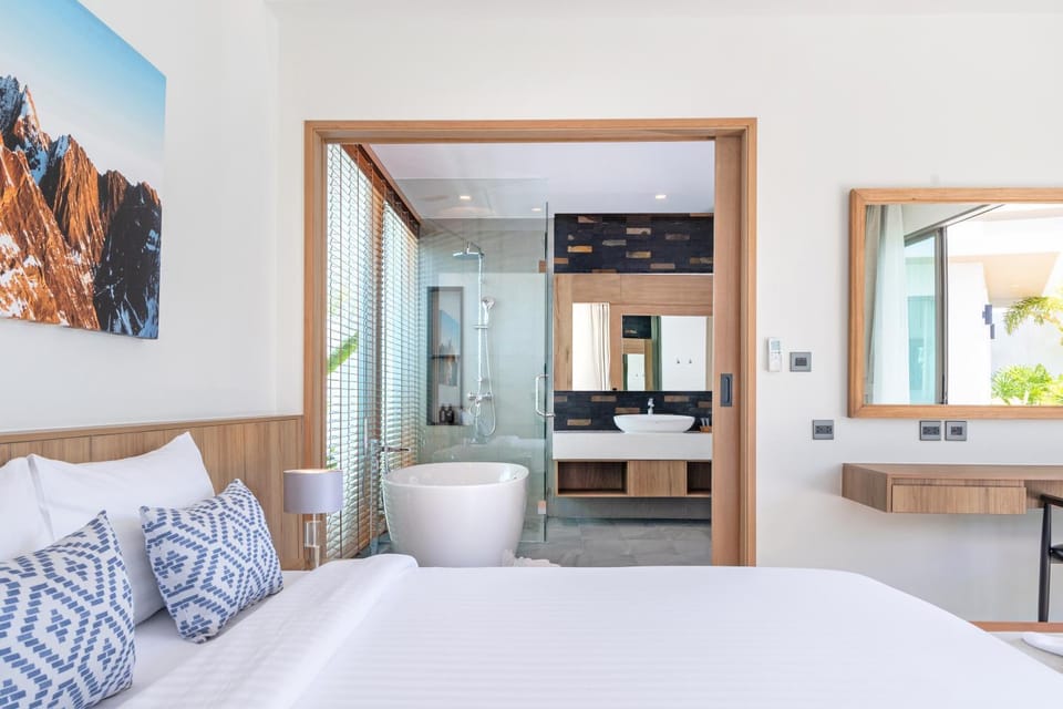 Bed, Bathroom, Photo of the whole room, Bedroom