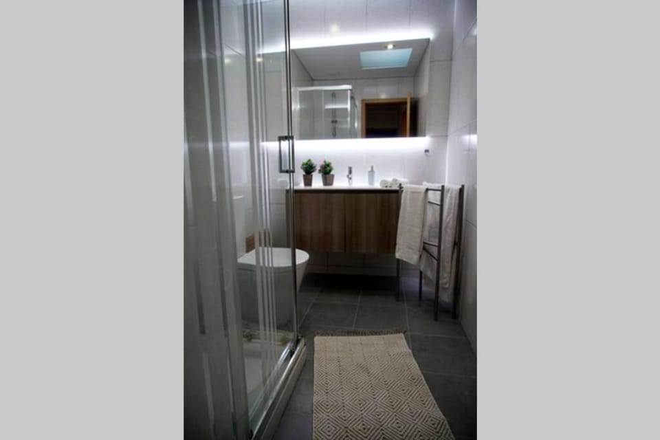 BlancoHouse. fozdodouro House in Porto