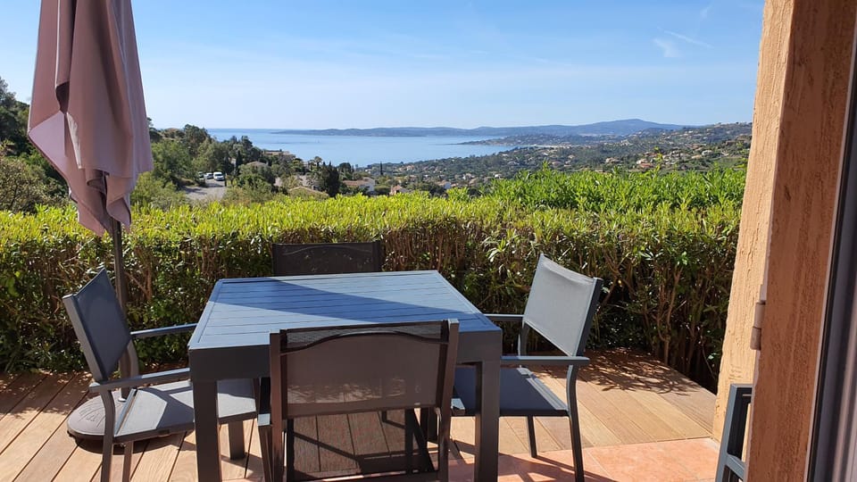 Les ISSAMBRES appart 6 pers grande terrasse superbe vue mer et golfe de saint Tropez, piscine Apartment in Sainte-Maxime