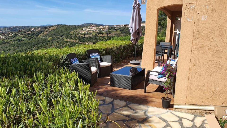 Les ISSAMBRES appart 6 pers grande terrasse superbe vue mer et golfe de saint Tropez, piscine Apartment in Sainte-Maxime