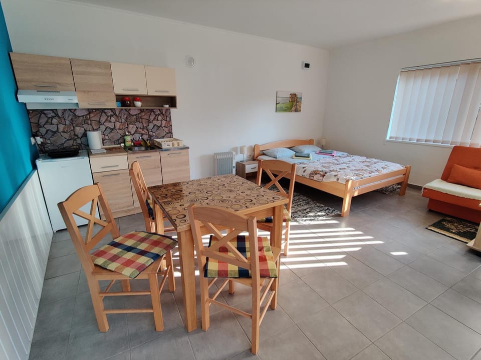 Kitchen or kitchenette, Seating area, Dining area