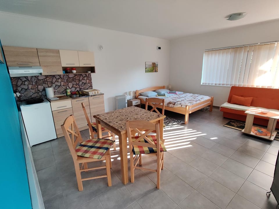 Bed, Kitchen or kitchenette, Living room, Seating area, Bedroom