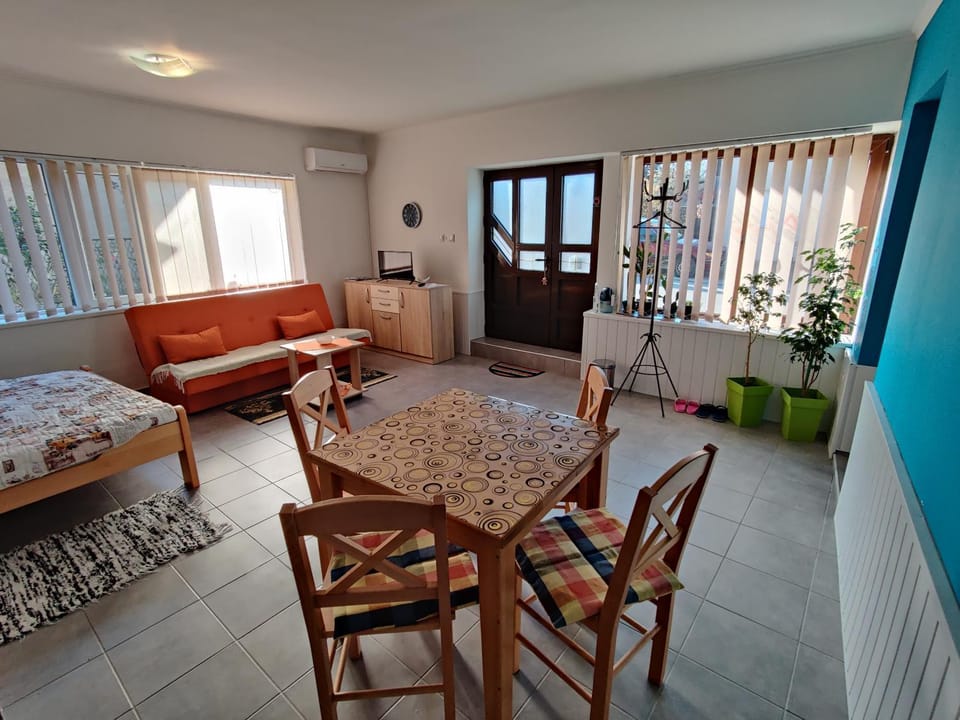 Bed, TV and multimedia, Living room, Photo of the whole room, Seating area, Dining area, Bedroom