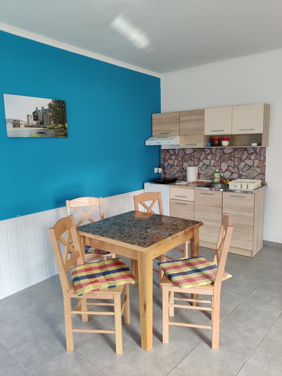 Kitchen or kitchenette, Dining area, stove