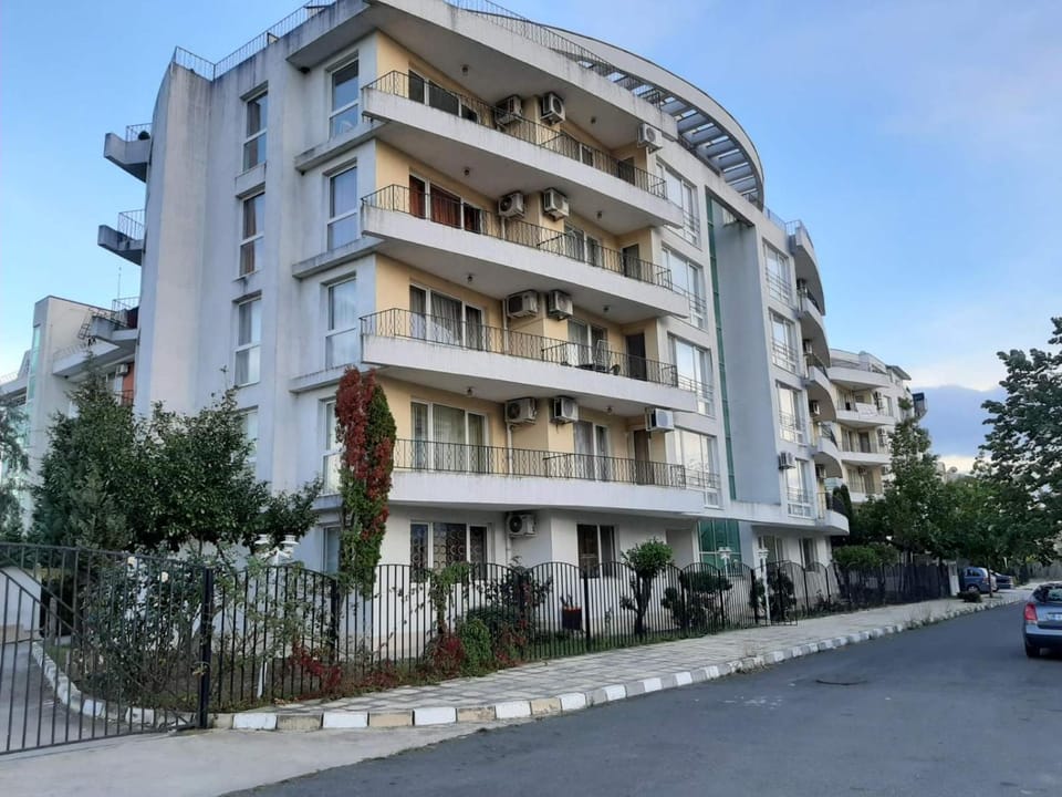 Azuro Aparthotel Sunny Beach Apartment in Sunny Beach