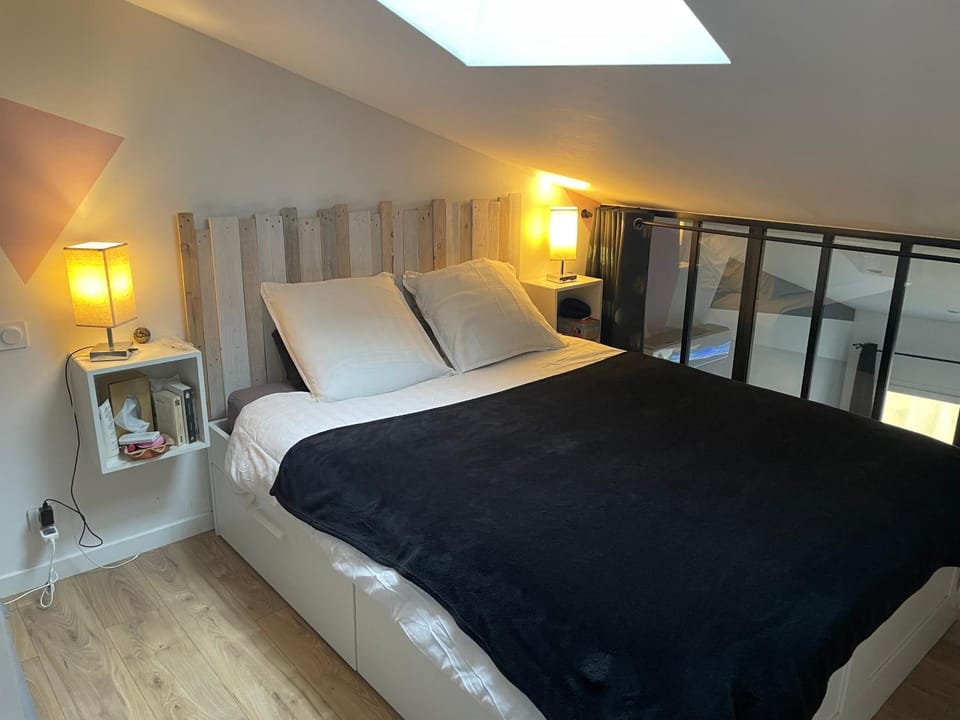 Bed, Bedroom, heating, air conditioner