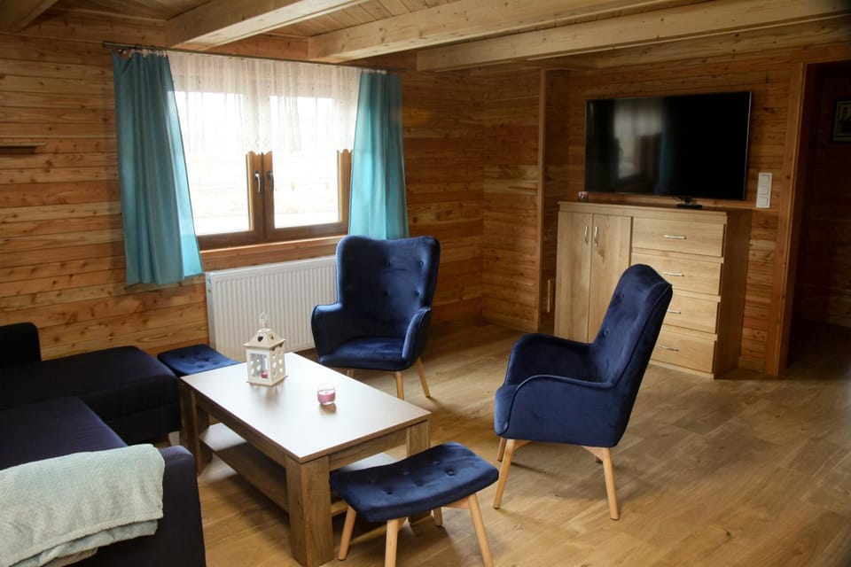 Communal lounge/ TV room, TV and multimedia, Living room, Seating area, Evening entertainment