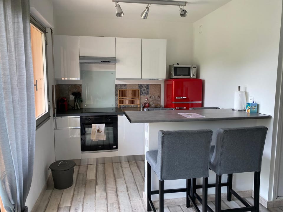 Kitchen or kitchenette, Dining area, minibar, pet friendly, stove, toaster
