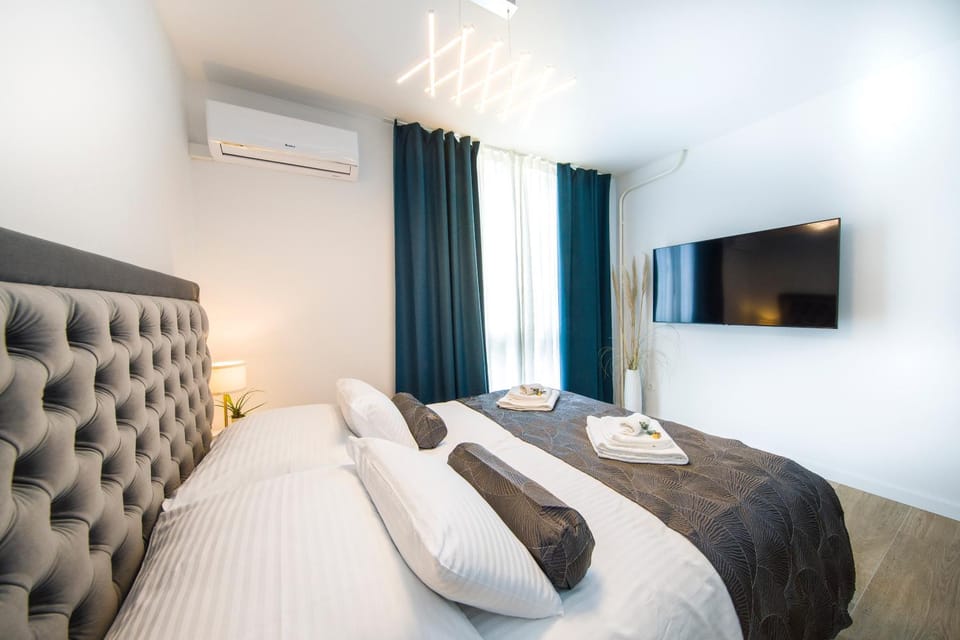 Bed, Day, TV and multimedia
