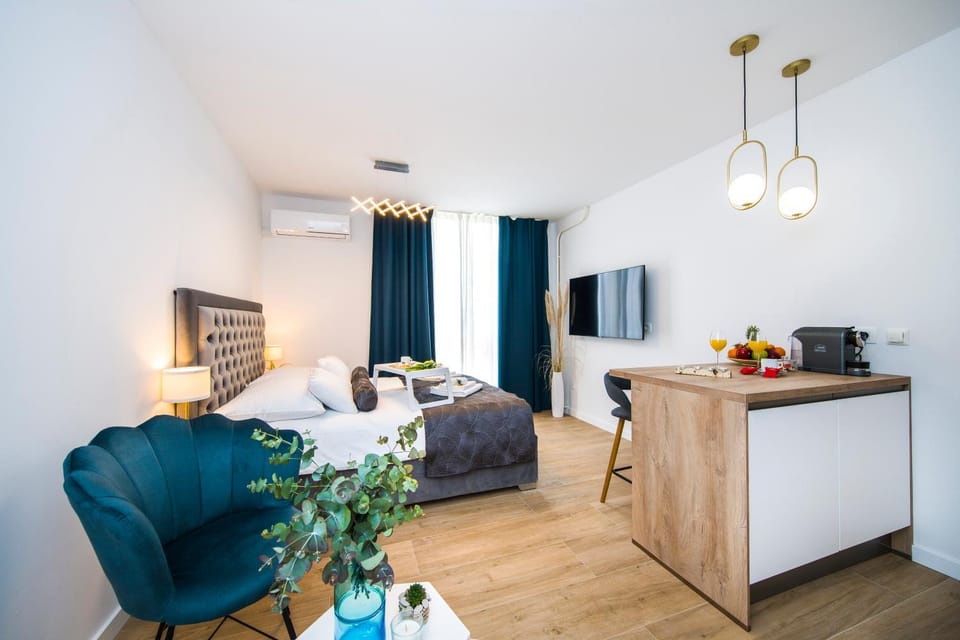 Bed, TV and multimedia, Kitchen or kitchenette, Seating area