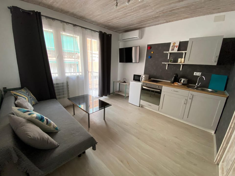 TV and multimedia, Coffee/tea facilities, Kitchen or kitchenette, Living room, Seating area, Dining area