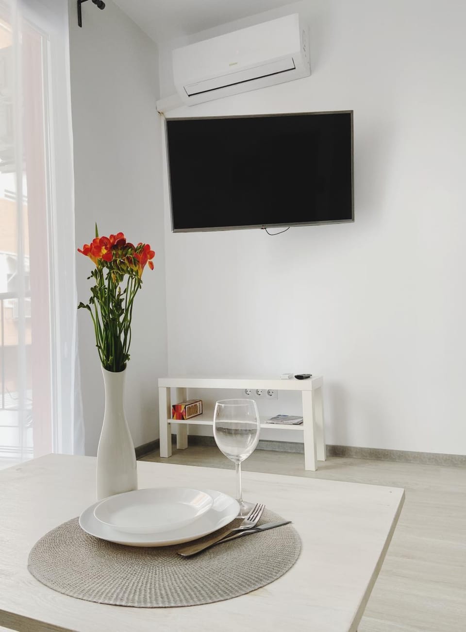 TV and multimedia, Coffee/tea facilities, Kitchen or kitchenette, Living room, Seating area, Dining area