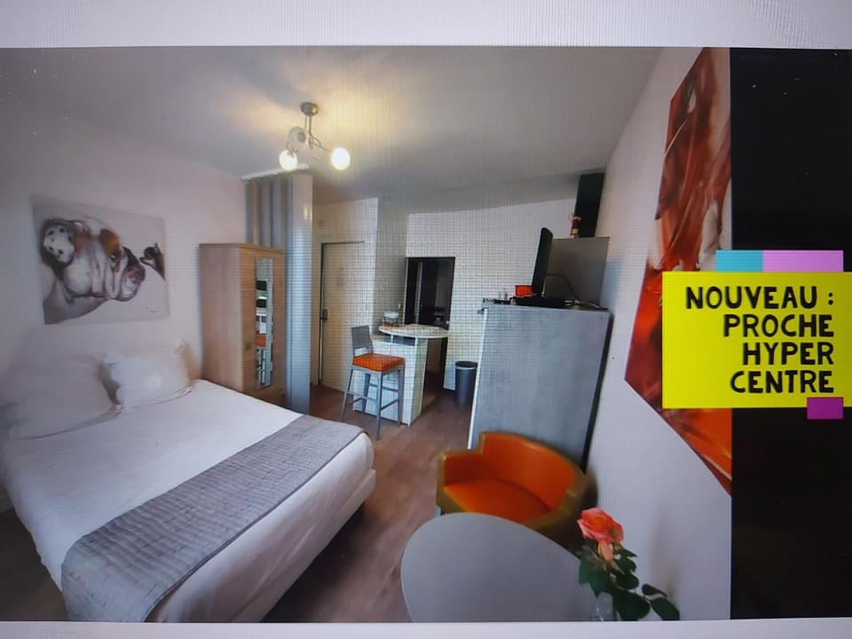 Photo of the whole room, Business facilities