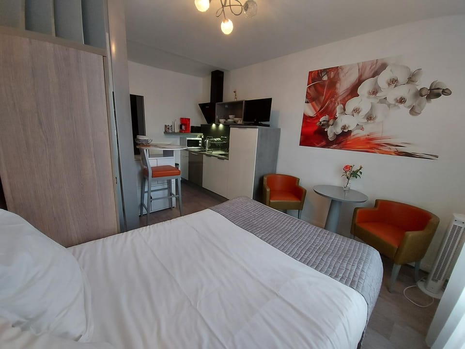 Kitchen or kitchenette, Seating area, Dining area, Bedroom