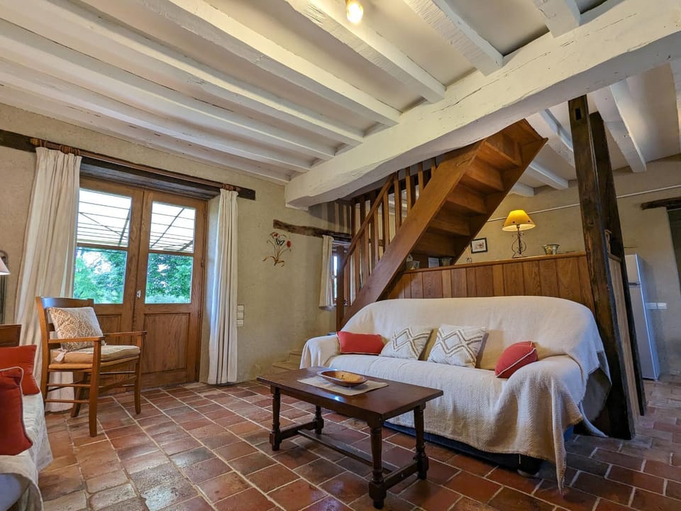 Charmante maison restaurée avec jardin, étang privé et terrasse au cœur du Berry Country House in Centre-Val de Loire