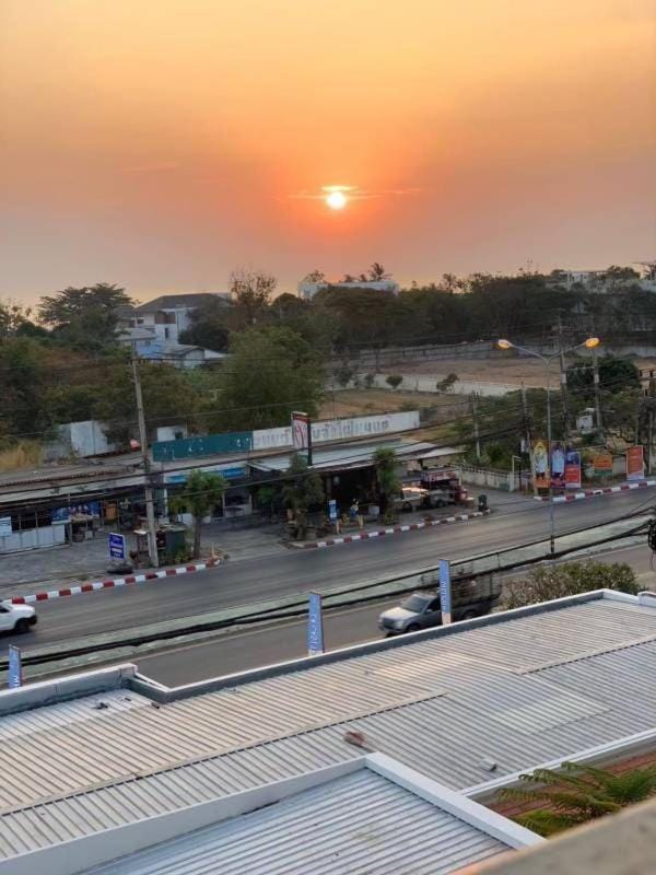 Day, People, Neighbourhood, Natural landscape, City view, Street view, Location, Sunrise, Sunset