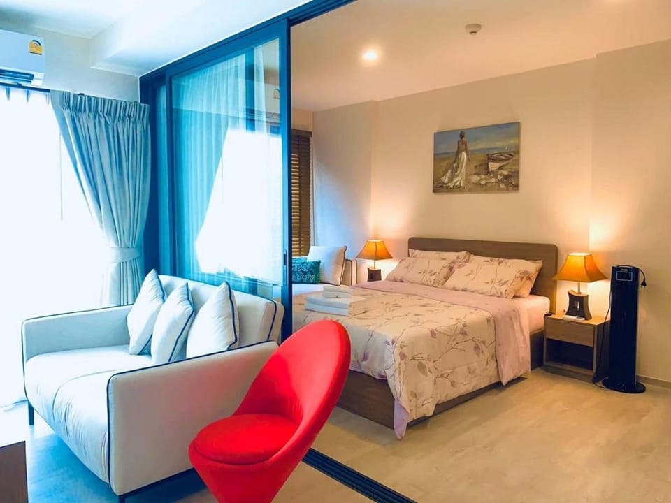 Bed, Living room, Photo of the whole room, Seating area, Bedroom