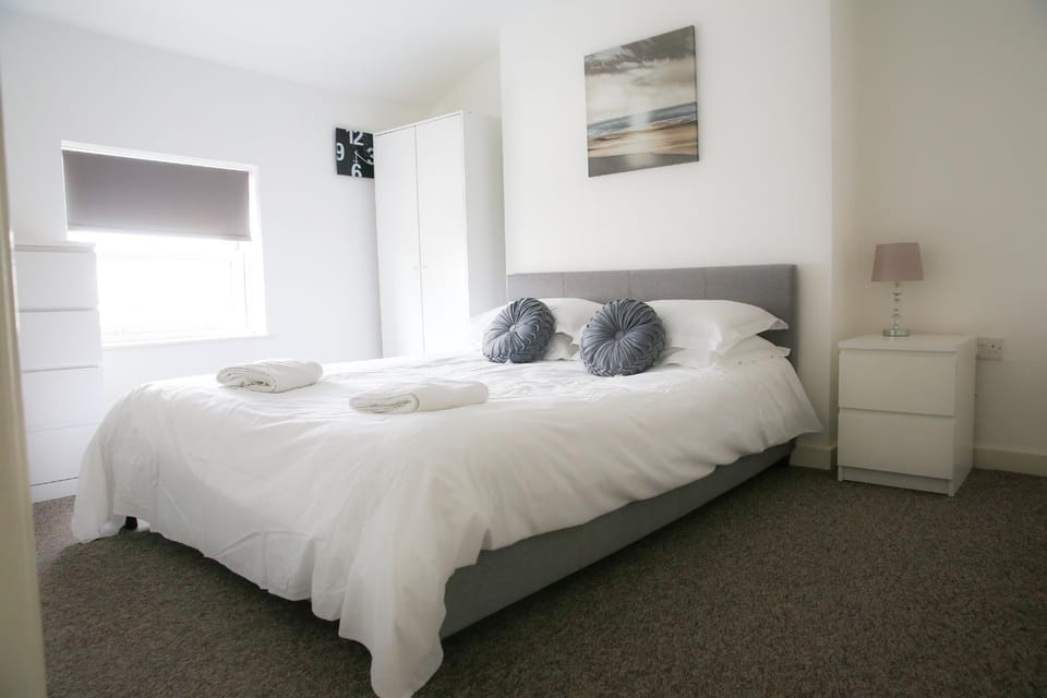 Bed, Photo of the whole room, Bedroom, towels