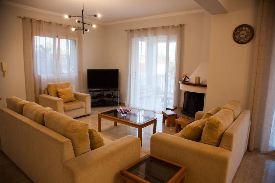 Communal lounge/ TV room, TV and multimedia, Living room, Seating area