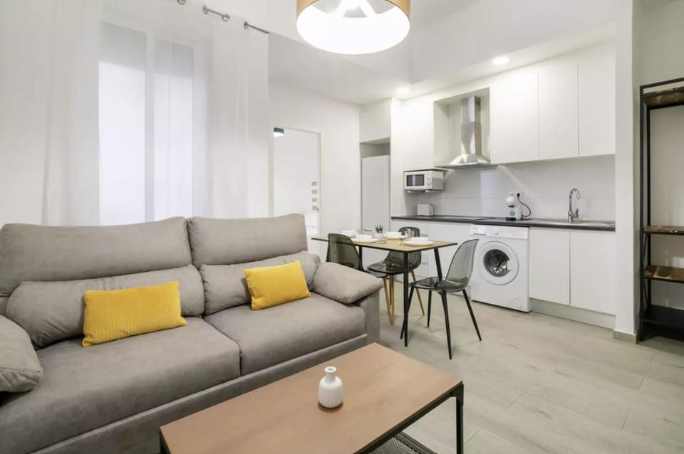 Kitchen or kitchenette, Living room, Seating area, Dining area, minibar, stove, toaster, washing machine