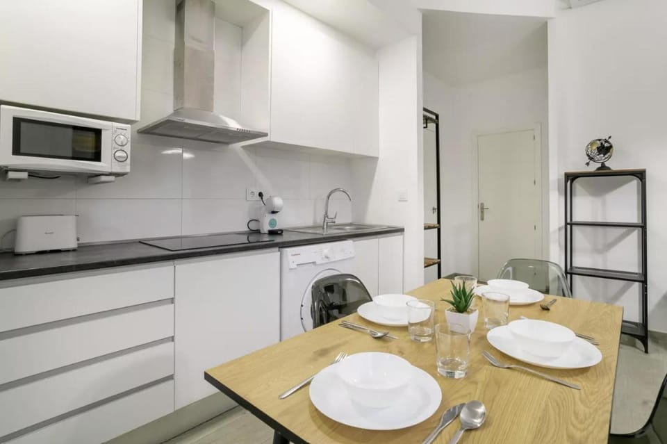 Kitchen or kitchenette, Dining area, minibar, stove