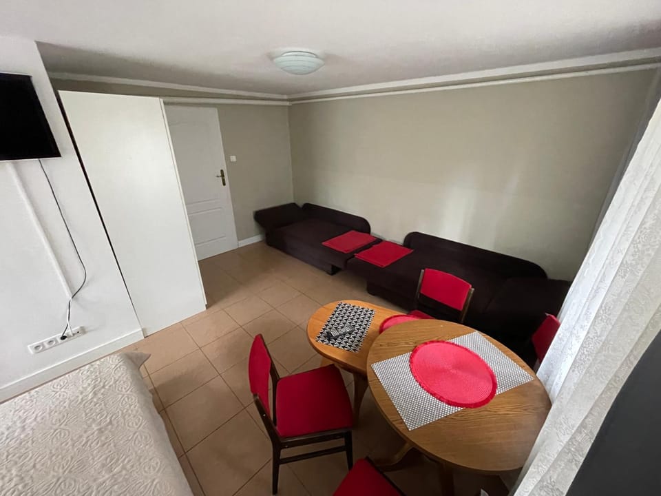 Bed, Seating area, Dining area