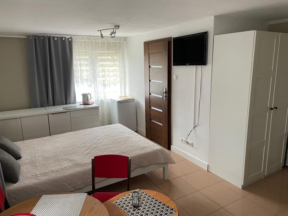 Bed, TV and multimedia, Photo of the whole room, Bedroom