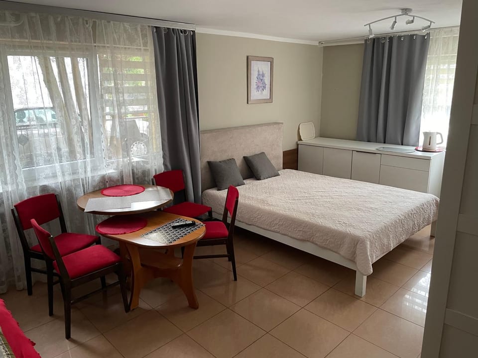 Bed, Photo of the whole room, Seating area, Bedroom