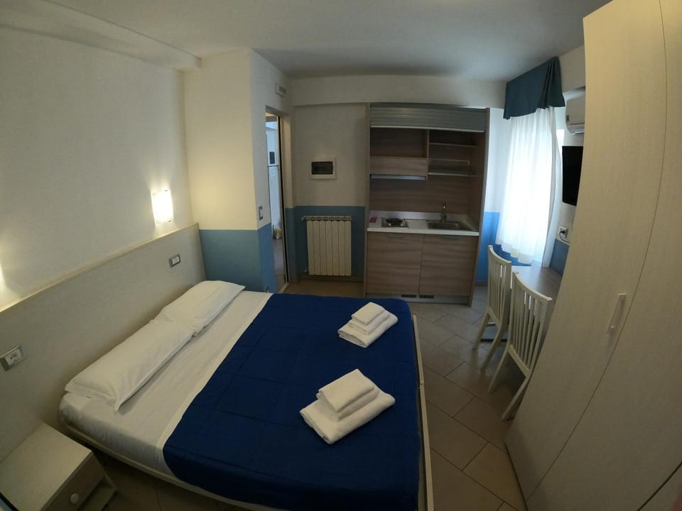 Bed, TV and multimedia, Kitchen or kitchenette, Photo of the whole room, Bedroom, towels, wardrobe