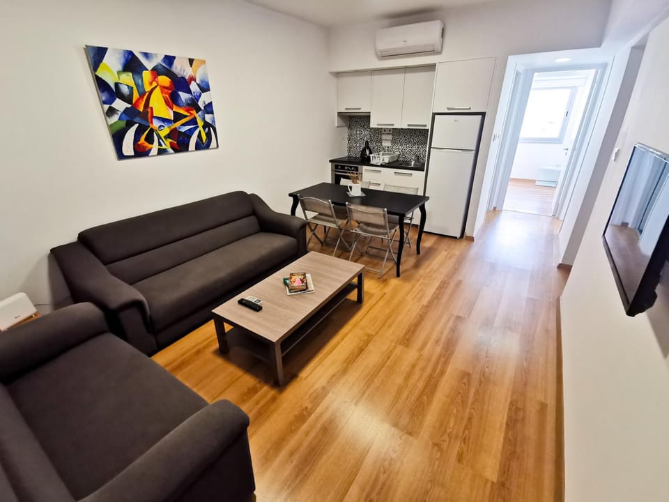 TV and multimedia, Kitchen or kitchenette, Living room, Seating area