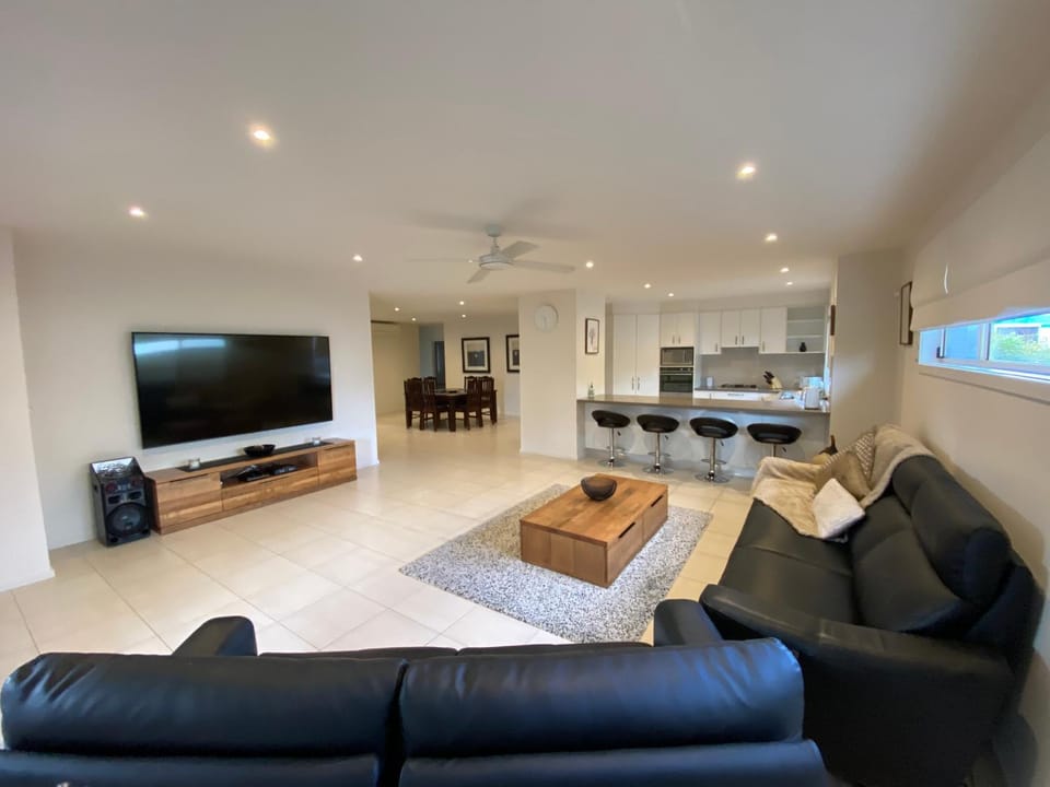 Communal lounge/ TV room