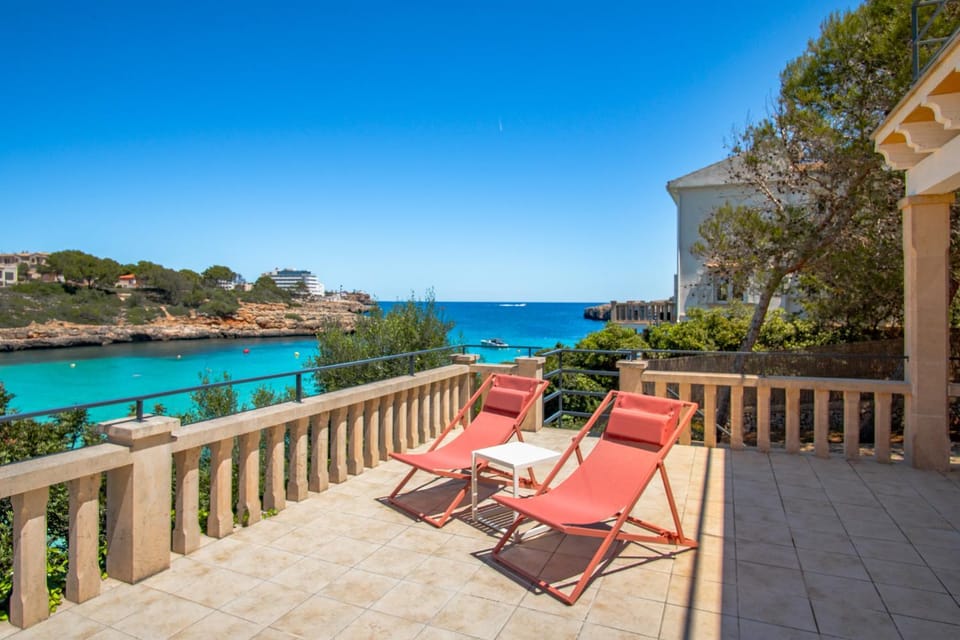 Patio, Nearby landmark, Natural landscape, View (from property/room), Balcony/Terrace, Seating area, Beach, Pool view, Swimming pool, sunbed