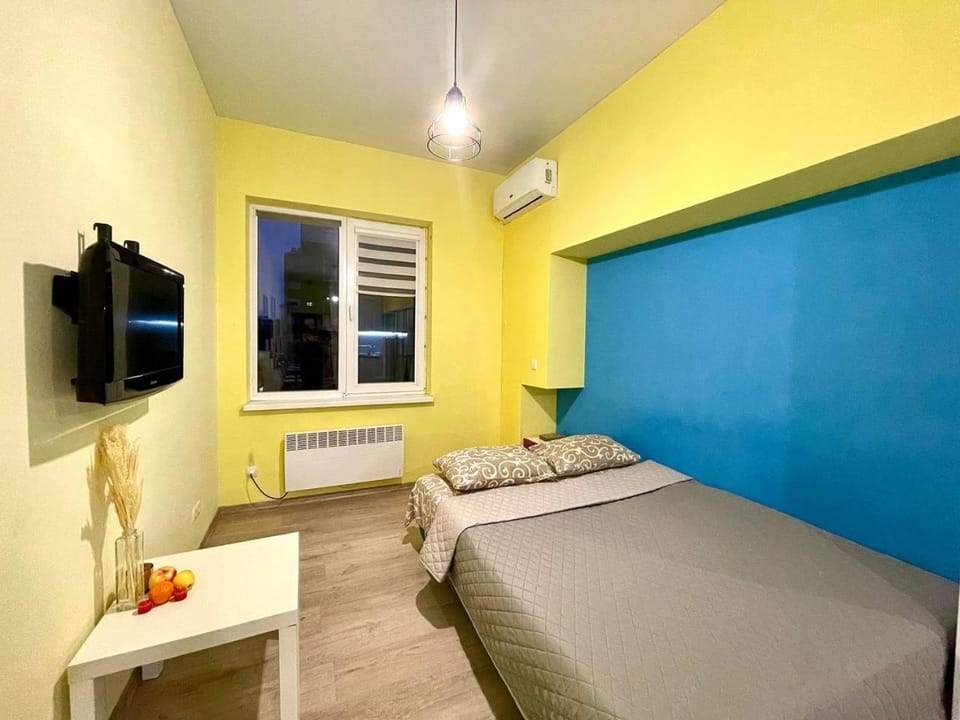 Bed, TV and multimedia, Bedroom, internet