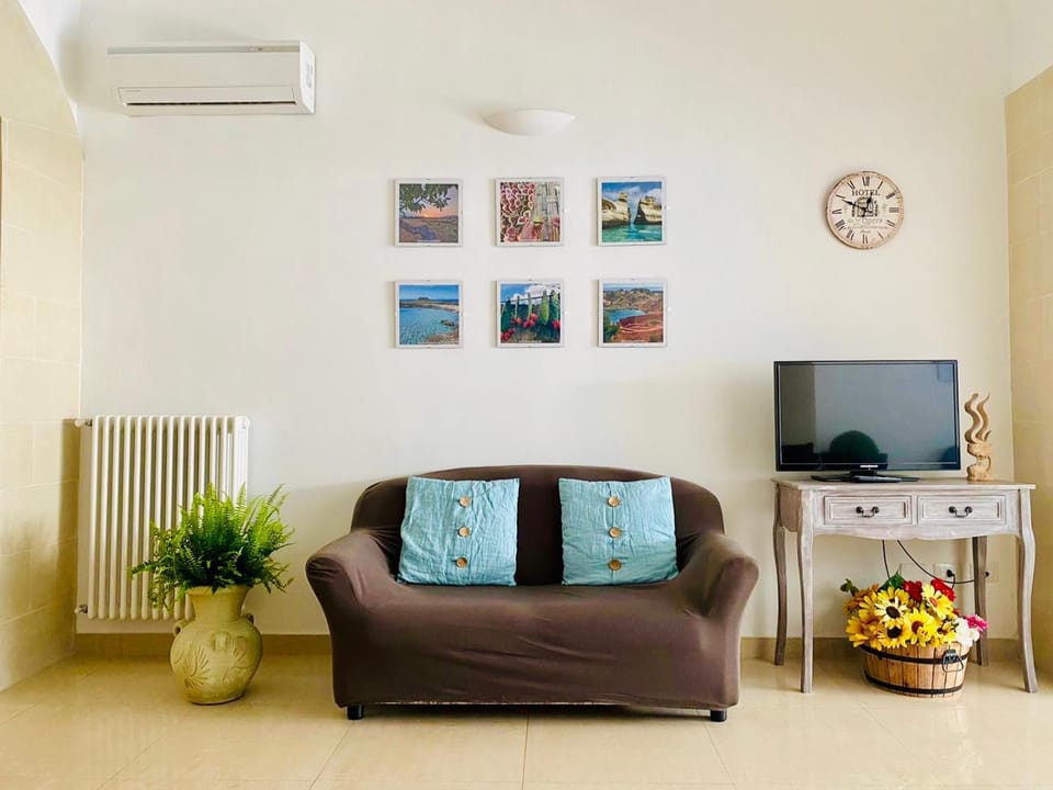 Communal lounge/ TV room, Lobby or reception
