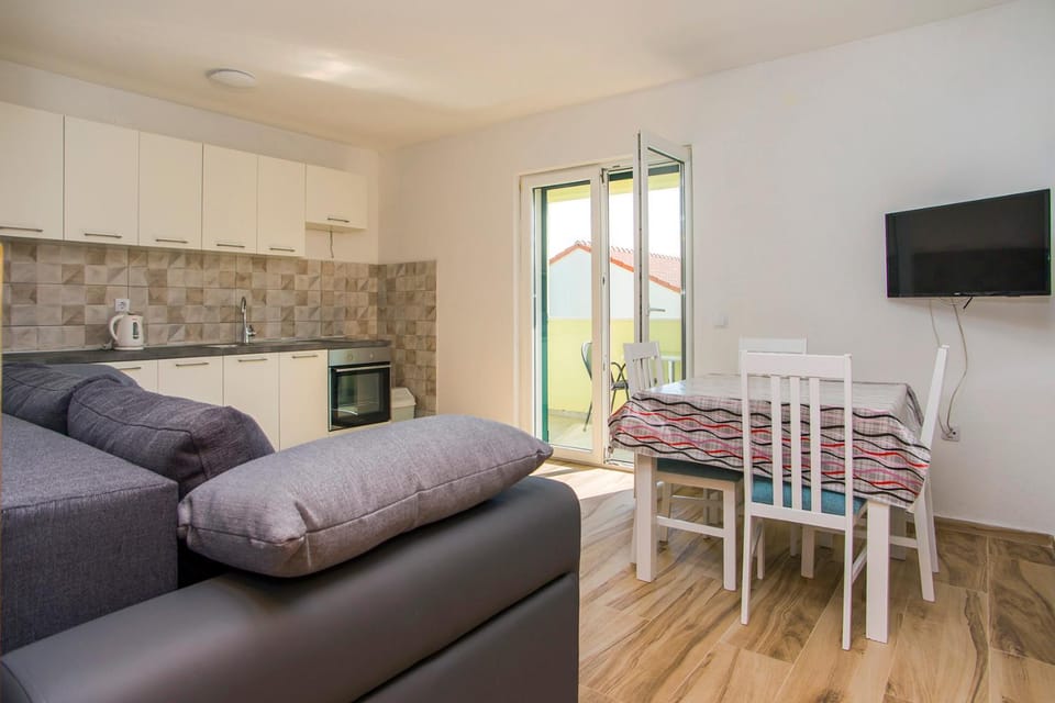 TV and multimedia, Living room, Seating area, Dining area