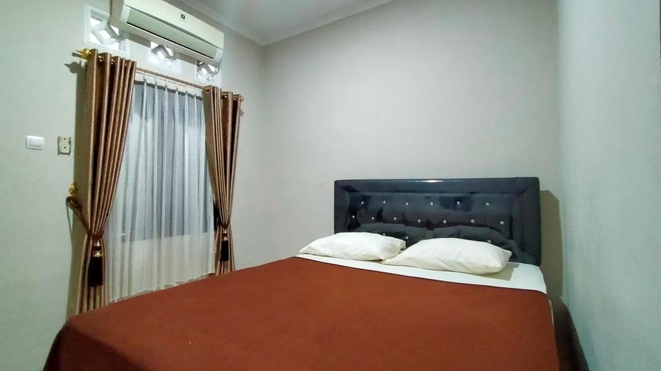 Staff, Bed, People, Garden, Massage, Sauna, View (from property/room), Other, Photo of the whole room, Bedroom, Food, Text overlay, Guests, Breakfast, children, group of guests, Family, locker, pet friendly, room service, room service, towels, wedding, kitchen, air conditioner