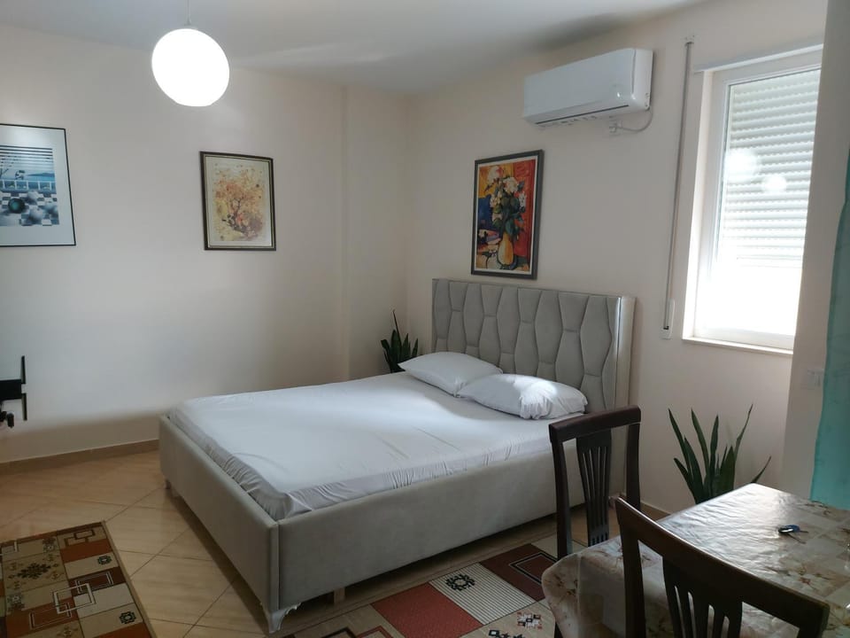 Bed, Living room, Photo of the whole room, Seating area, Bedroom, air conditioner