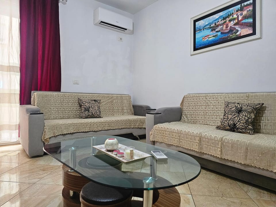 Living room, Seating area, Dining area, air conditioner