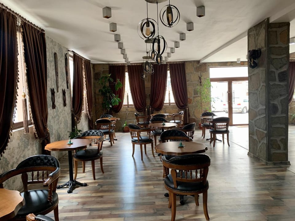 Restaurant/places to eat, Lounge or bar