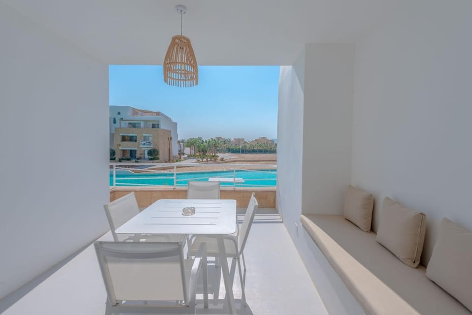 View (from property/room), Balcony/Terrace, Seating area, Dining area, Pool view