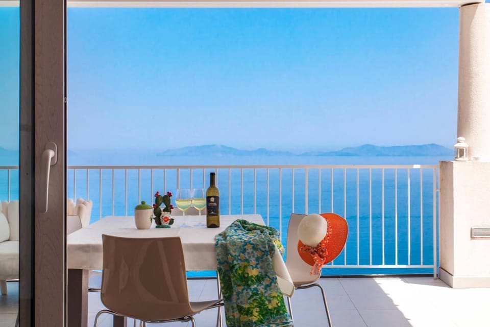 Balcony/Terrace, Food and drinks, Food, Sea view, Drinks, Alcoholic drinks