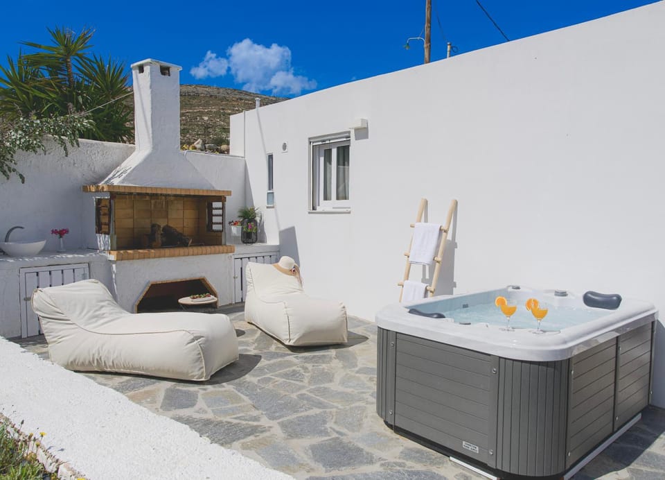 Irini's B & W house with jacuzzi Apartment in Paros, Greece