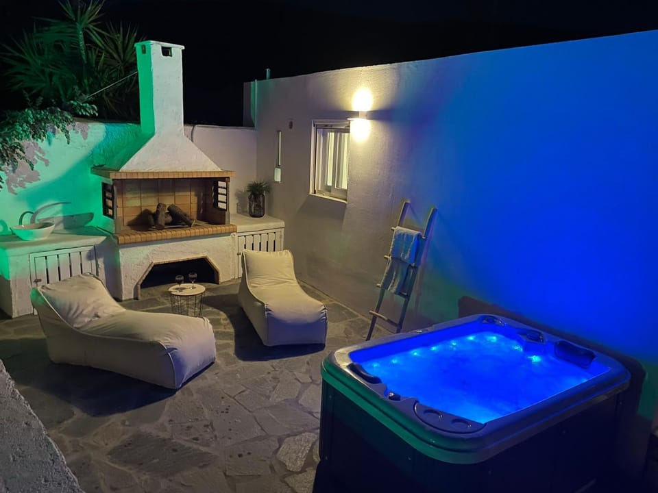 Irini's B & W house with jacuzzi Apartment in Paros, Greece