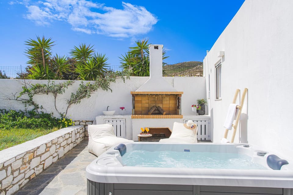 Irini's B & W house with jacuzzi Apartment in Paros, Greece
