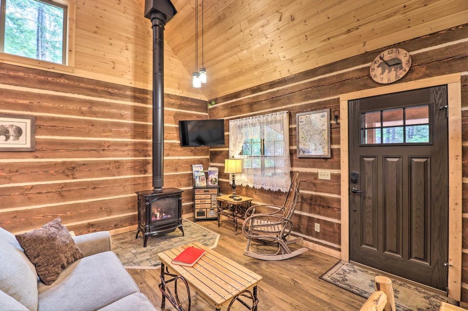 Reconnect with Nature at ‘Timber Creek’ Cabin! Cabin in Glacier National Park