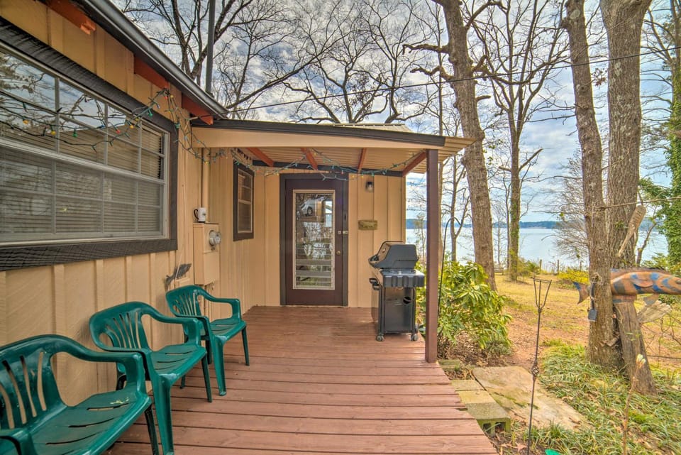 Authentic Retreat w/ Private Dock on Coosa River! House in Alabama